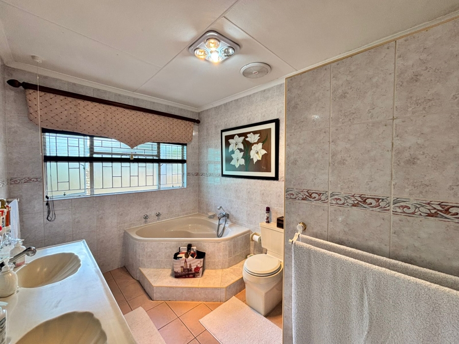 5 Bedroom Property for Sale in Flamwood North West